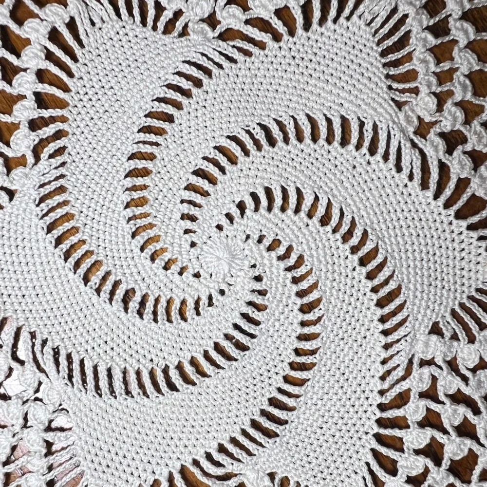 Handmade‎ Crochet Doily Home Decor Spiral Pinwheel Lace Vtg Grandmacore Cottage